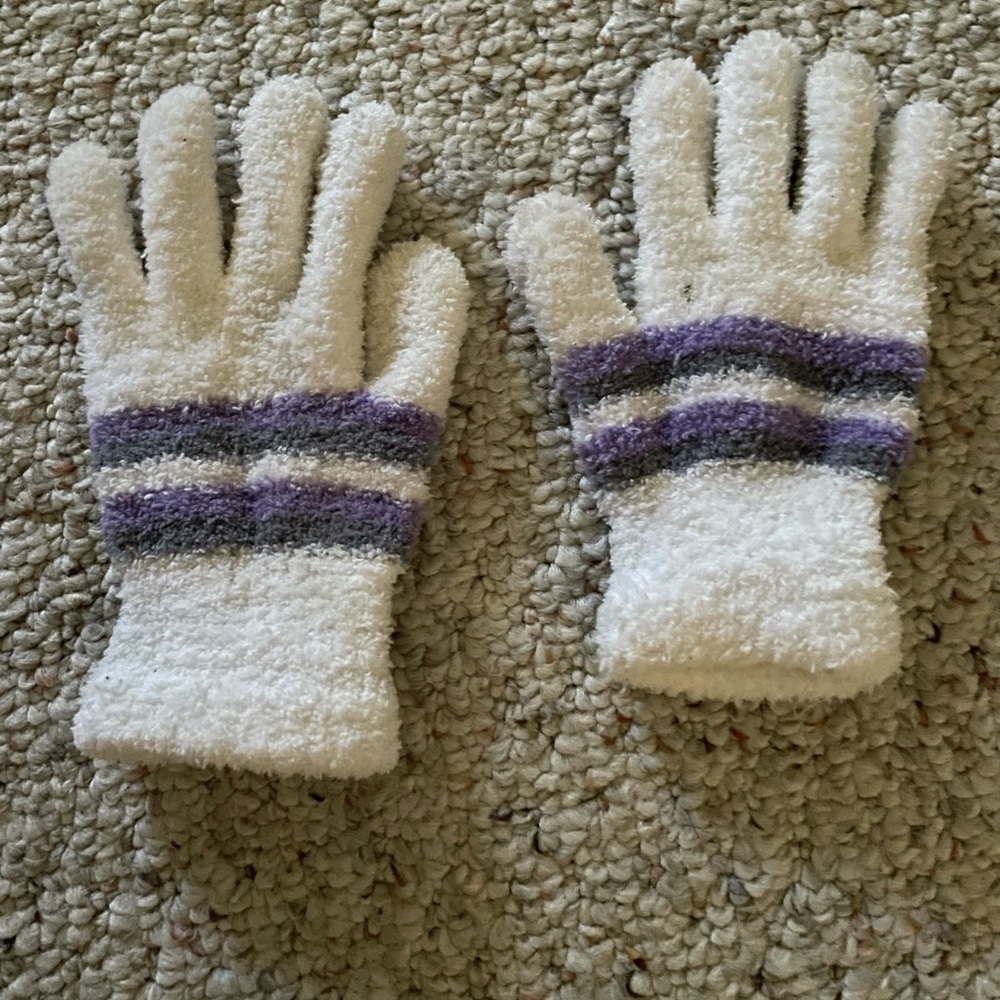 girl’s fuzzy gloves